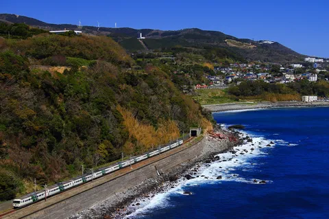 潮風と海沿いの列車旅