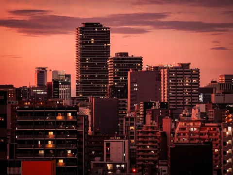 夕焼けに灯る都市の層