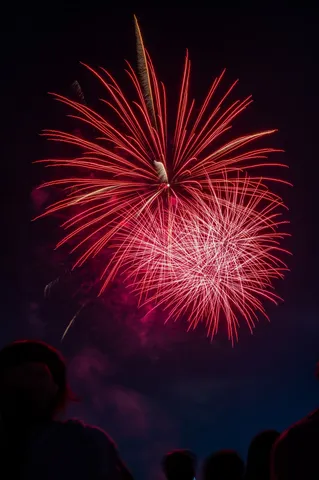 夜空を染める大輪の赤