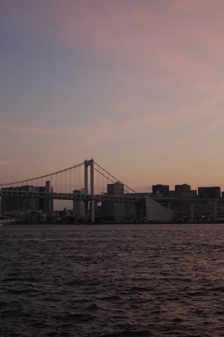 東京の夕暮れ、虹色に染まる空