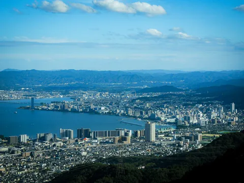 海と街の静かな光景