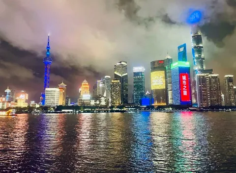 夜景、水面にまで本気出しすぎ！