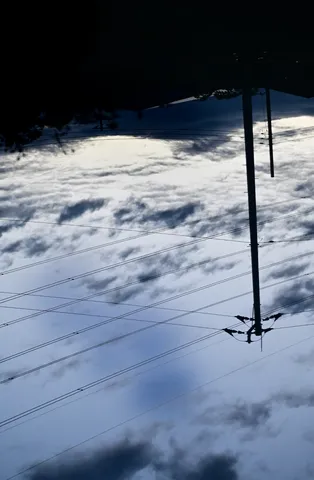 逆さまの空と電線