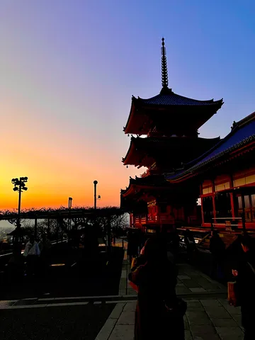 夕暮れの五重塔と静けさ