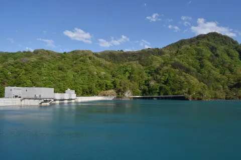 新緑映えるダム湖の絶景