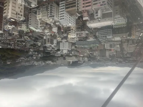 曇天に広がる街の眺め