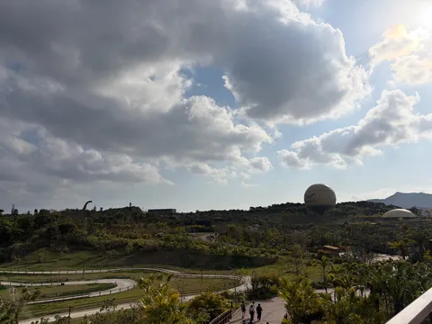 空と球体と恐竜の風景