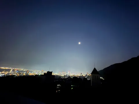 夜景と静かな月影