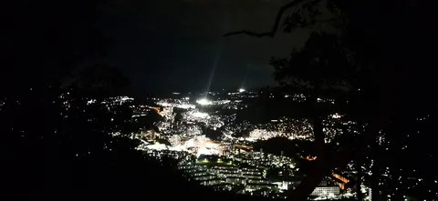 夜景に揺れる街の灯火