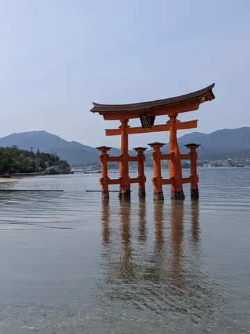水面に映る、朱色の鳥居