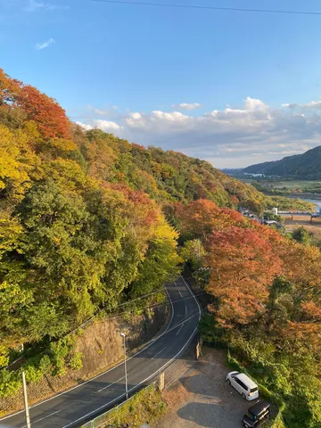 燃える秋色、山道ドライブ