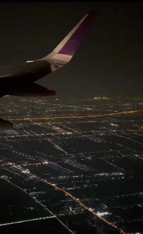夜景と飛行機雲のコントラスト