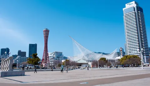 青空と赤と白のコントラスト