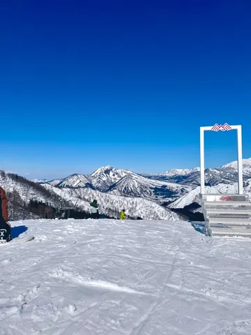 白銀の世界、鮮やかな青空