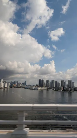 摩天楼と雲のコントラスト