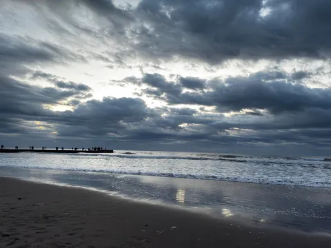 陰影に揺れる海辺の光