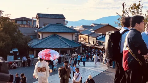 夕暮れの石畳を行き交う人々