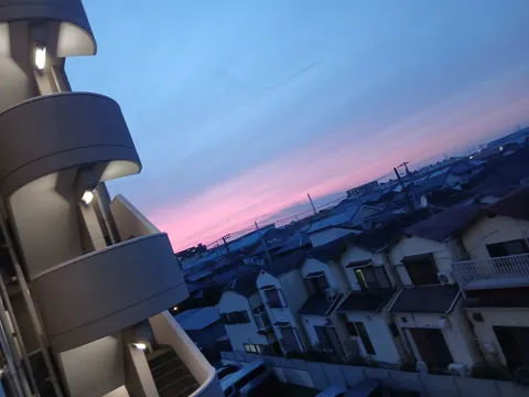 夕暮れ、階段の先に見えた街