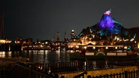 夜景に浮かぶ火山と船