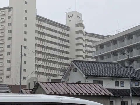 集合住宅の白とグレーのワントーン