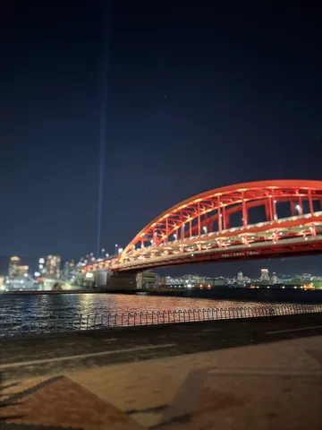 港町の夜景と赤い橋
