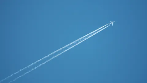 どこまで続く？青空の飛行機雲