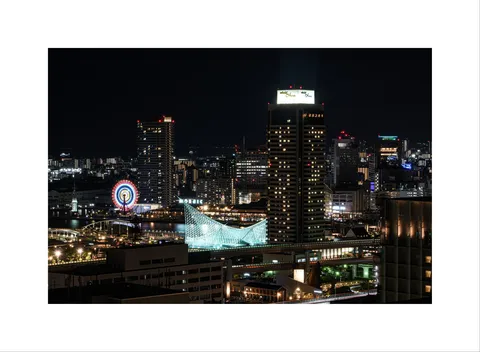 夜景に浮かぶ光の帆