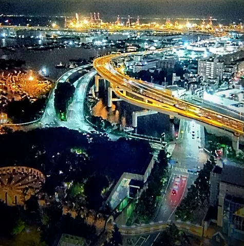 夜景を走る光の螺旋