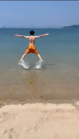 海辺で躍動する瞬間
