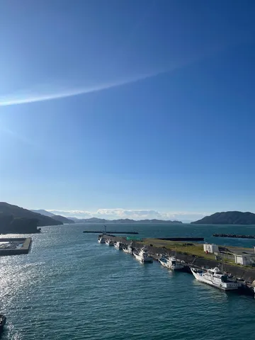 凪の港、船と青い空