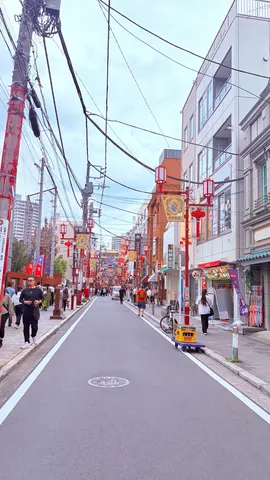 提灯と電線の街角