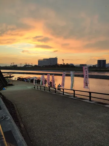 夕焼け、川面、そして賑わい