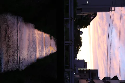 水面に揺れる夕景の色彩
