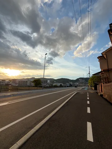 夕暮れ時の静かな道