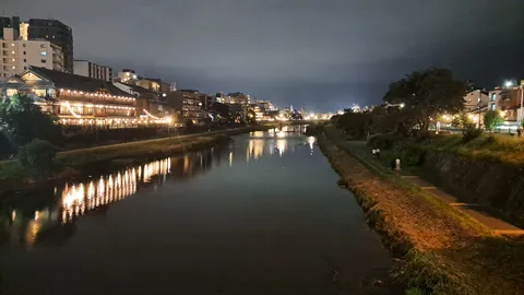 川面に映る光の帯