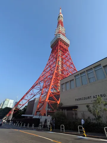 青空に映える東京タワーの勇姿