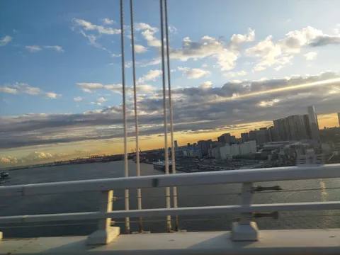 橋上からの都会と海