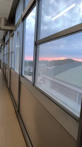 夕暮れ時の廊下、空のグラデーション