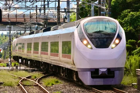 未来感あふれる白い電車
