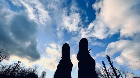 空を見上げる足元