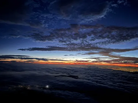 雲海に沈む太陽、地上は星屑のように