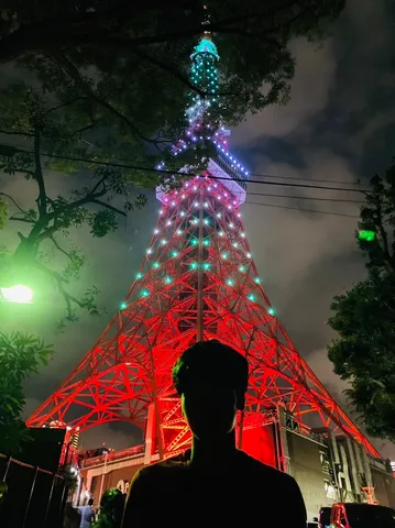 夜空に立つ光の塔