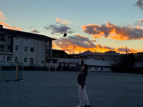 夕焼けと、空に放つ軌跡