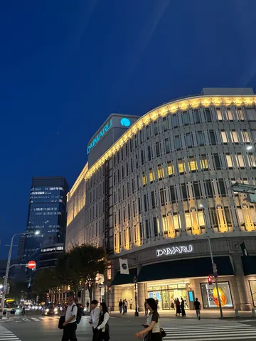都会の夜景に浮かぶ、華やかなシンボル