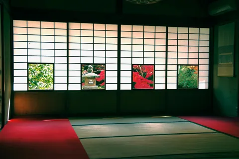 障子に映る秋の彩り