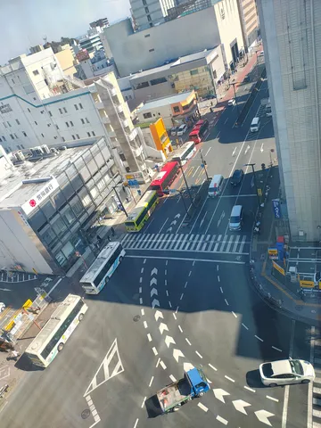 街角の日常、バスが行き交う風景
