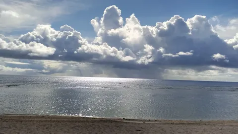光と雲のドラマチックな海辺
