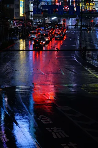 雨粒に映るネオンの万華鏡