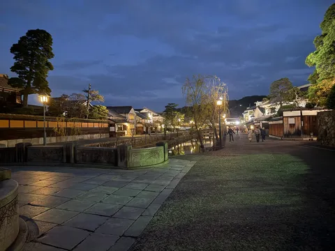 灯りに誘われる夜の街並み