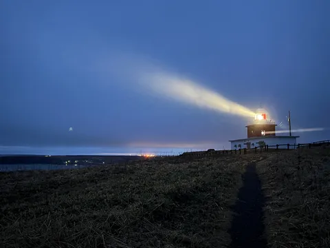 夜空に映える、灯台の光芒
